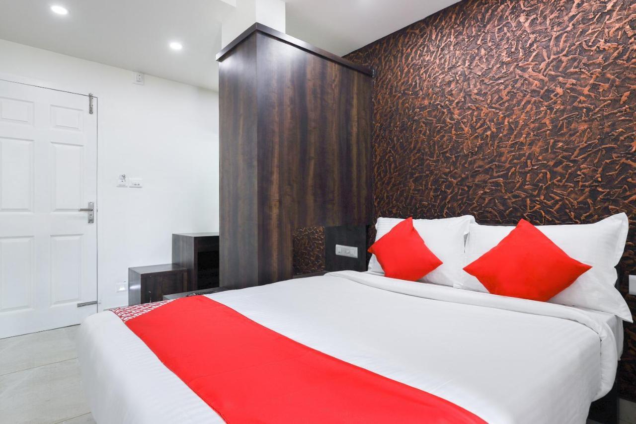 Hotel Capital O 71307 Feathers Kochi Exterior foto